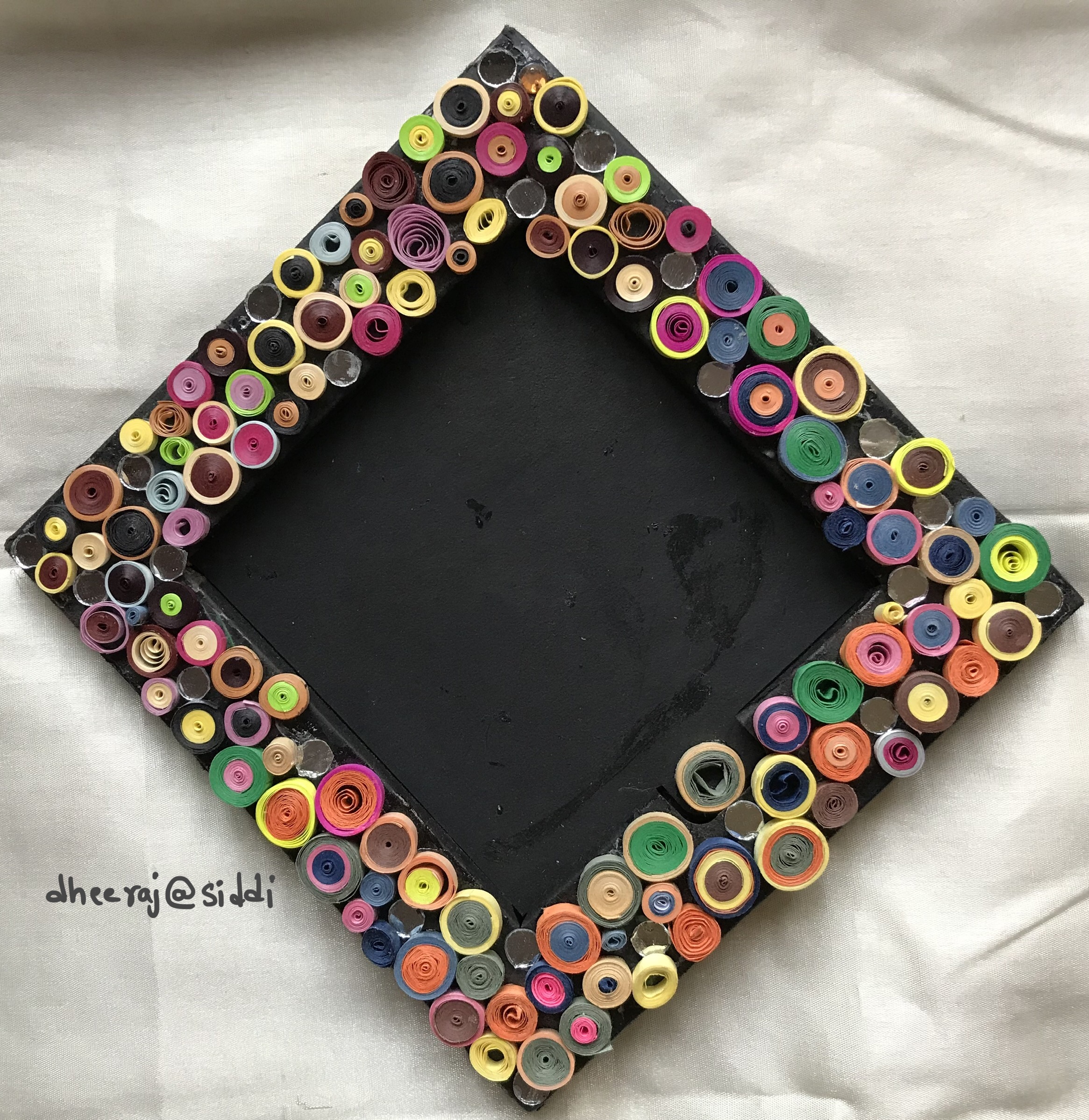 Photo frame by using quilling art